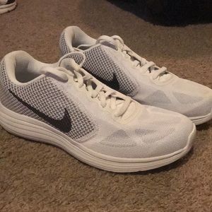 Nike revolution 3